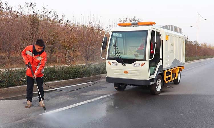 多功能樹(shù)葉收集車環(huán)衛(wèi)樹(shù)葉收集作業(yè)