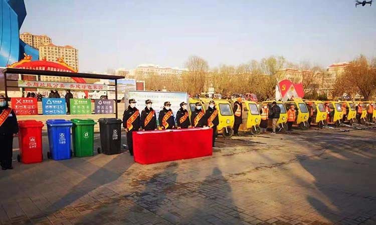 臨清環衛公司推行垃圾分類，百易分類垃圾清運車也參與其中