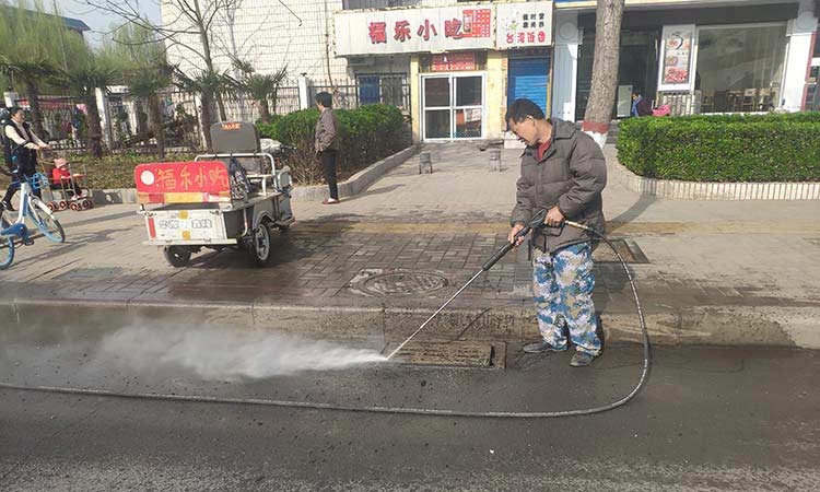 環(huán)衛(wèi)路面油污就用三輪高溫高壓清洗車(chē)