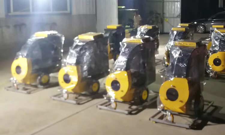 吸葉機打包完成準備裝車 園林樹葉收集器