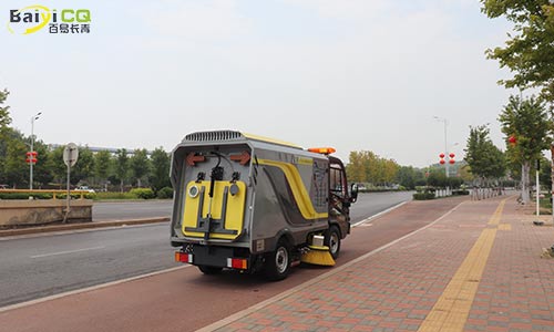 小型洗掃車清掃人行道，無揚塵優勢更明顯