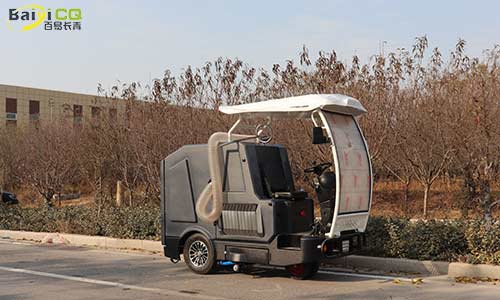 駕駛式樹(shù)葉收集車，人行道落葉收集好幫手