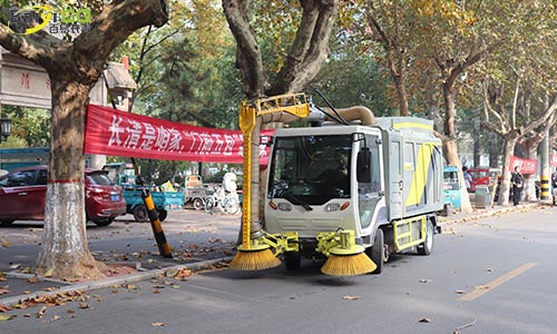 大型吸樹(shù)葉粉碎收集一體車助力園林落葉清潔