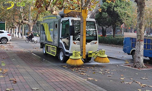 ?多功能樹(shù)葉收集車落葉季大堆樹(shù)葉收集，非落葉季可用于洗掃路面高壓沖洗