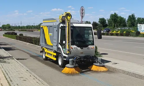 電動(dòng)樹(shù)葉收集車，解決落葉季大面積落葉路面堆積難清理問(wèn)題