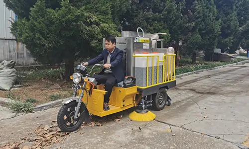 三輪樹(shù)葉收集車體積小吸力大環(huán)衛(wèi)使用更方便