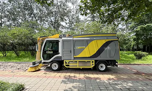 樹(shù)葉收集車可以輕松解決道路落葉收集轉(zhuǎn)運(yùn)難題