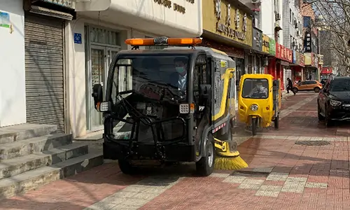純電動洗掃車與小型環衛車輛配合工作是怎樣的場景？