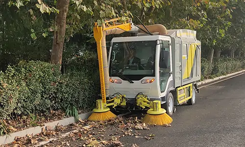 多功能樹(shù)葉收集車快速高效收集零散、成堆落葉
