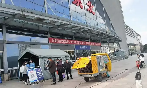 三輪高壓清洗車沖在一線，火車站清潔效果“不一般”