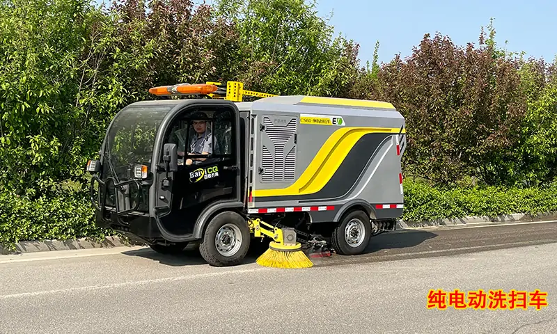 小型純電動洗掃車，節假日期間路面高效洗掃專用車型，操作簡單，效果杰出！