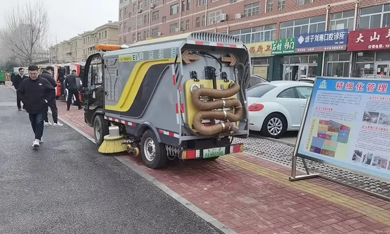 純電動洗掃車現場試車，人行道路面洗掃引起關注，行人連連夸贊！