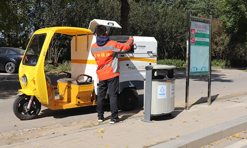 兩分類垃圾清運車，小巧身姿，操作靈活，應用廣泛！現(xiàn)場試車備受關注！