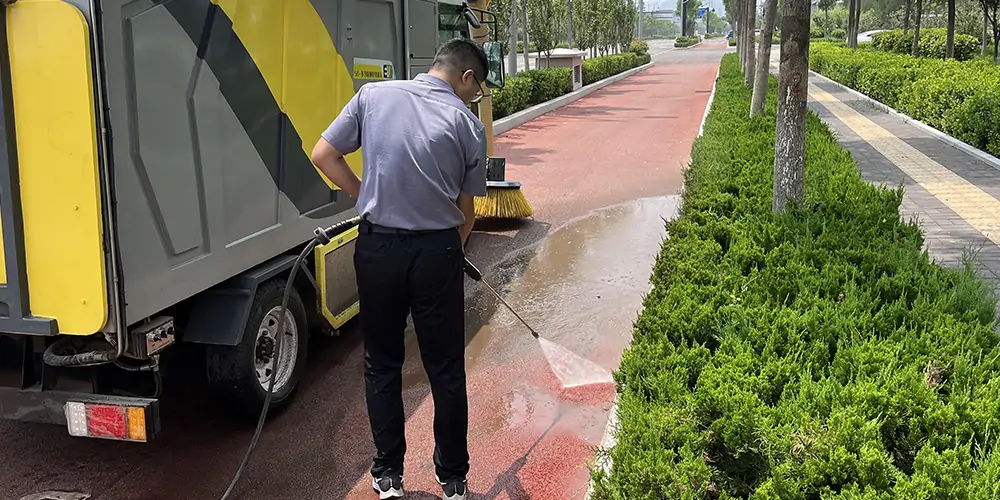 樹(shù)葉收集車可以輕松解決道路落葉收集轉(zhuǎn)運(yùn)難題