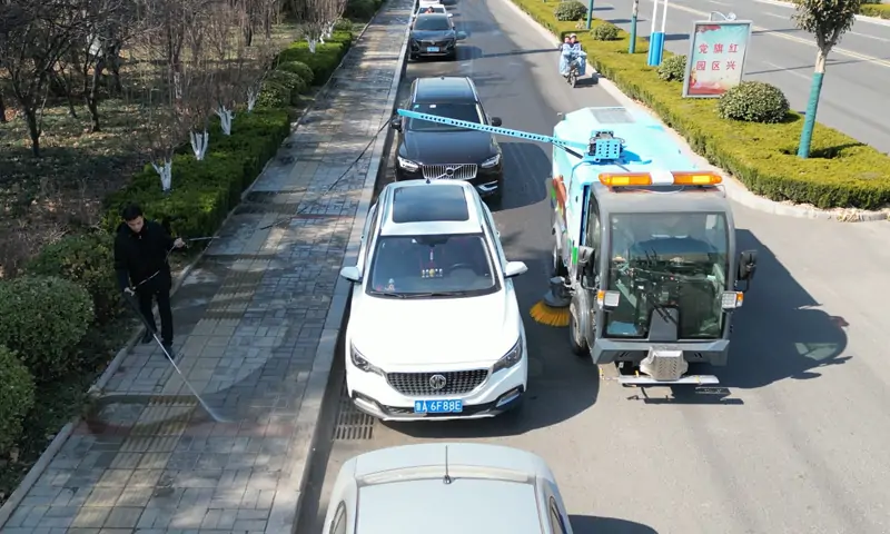 純電動洗掃車輔道路邊車下衛生治理有奇招！旋轉型機械臂大顯身手，一沖就干凈！