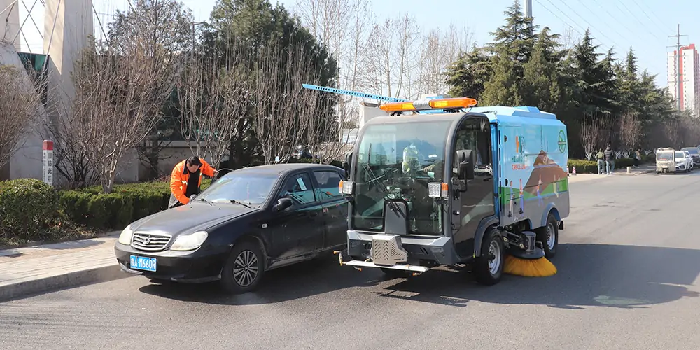 道路洗掃車，路面污漬清潔“專家”_電動(dòng)洗掃車_環(huán)衛(wèi)洗掃車_小型洗掃車