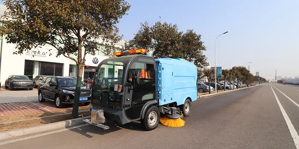 道路洗掃車，路面污漬清潔“專家”_電動(dòng)洗掃車_環(huán)衛(wèi)洗掃車_小型洗掃車