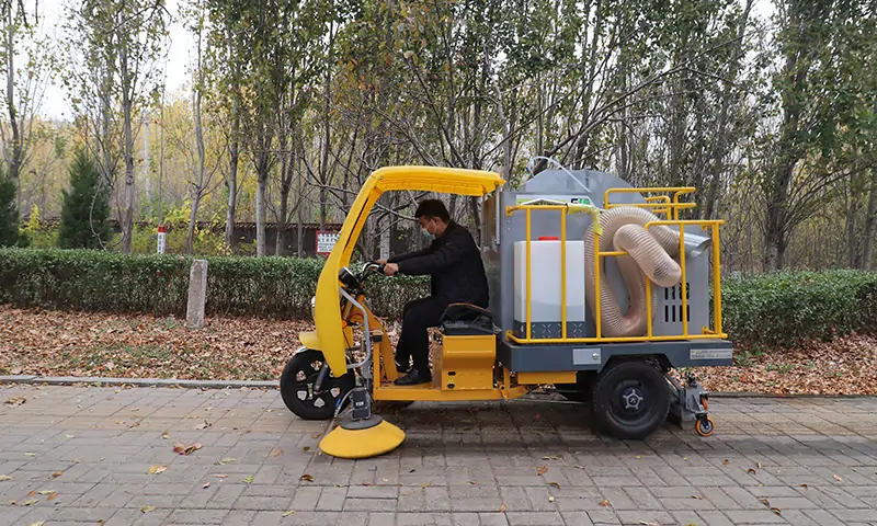 落葉收集專用車-小型樹(shù)葉收集車的用處到底有哪些？園林，景區(qū)，物業(yè)人群快來(lái)看一下！