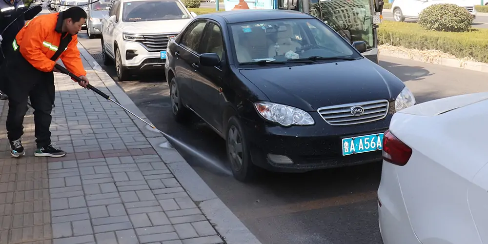 路面污漬清潔“專家”_電動(dòng)洗掃車_環(huán)衛(wèi)洗掃車_小型洗掃車