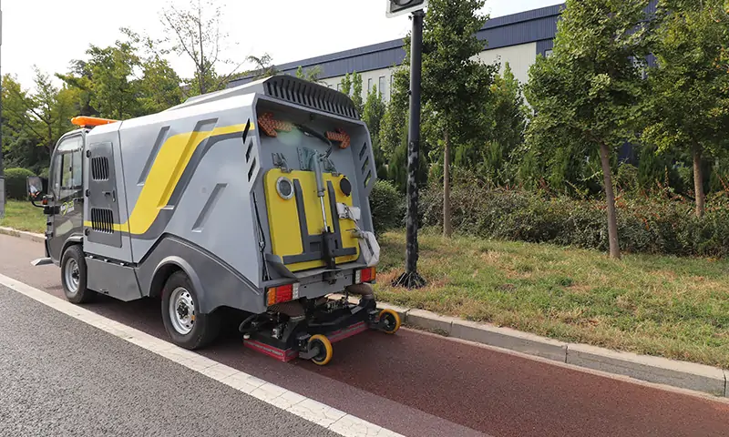 市政人行道太狹窄不好清理怎么辦？純電動深度清潔車，一車多用，有效解決市政人行道清理難題！
