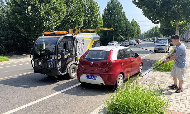 純電動洗掃車輔道人行道顯身手！狹窄道路洗掃，高壓沖洗人行道，車輛過后地面整潔又衛生！