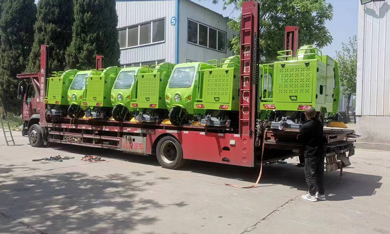 百易三輪駕駛式樹(shù)葉收集車發(fā)車！操作簡(jiǎn)單，輕輕松松搞定落葉收集轉(zhuǎn)運(yùn)難題！