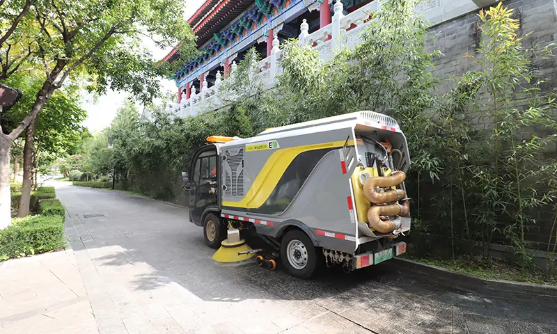 純電動洗掃車，車輛底部垃圾衛生治理有妙招，多方位解決道路污染問題。