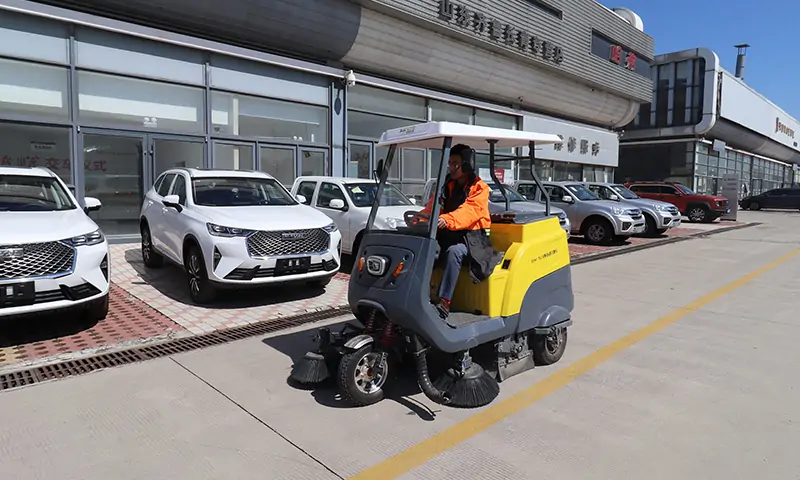 小型三輪駕駛式掃地車：高效清潔與環保共贏，純電動，更環保！