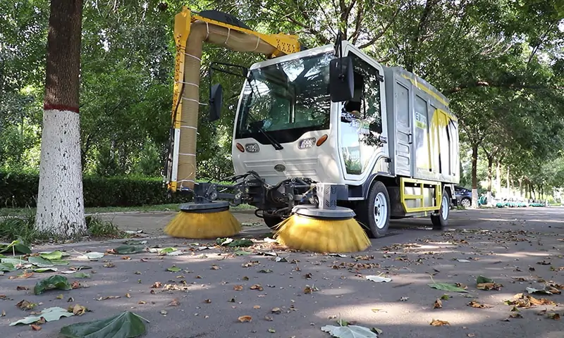 秋季落葉收集神器，純電動(dòng)四輪多功能樹(shù)葉收集車！操作簡(jiǎn)單，效率高效！