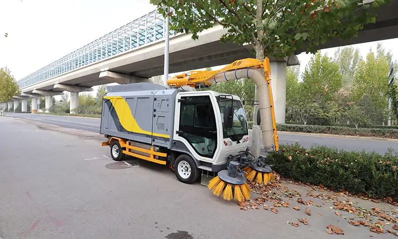 創(chuàng)新純電動(dòng)樹(shù)葉收集車：秋冬季節(jié)的落葉清理新寵