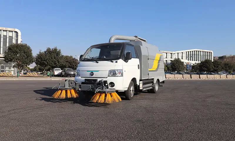 新能源樹(shù)葉收集車，助力環(huán)保與多功能應(yīng)用！共創(chuàng)美好生活環(huán)境！
