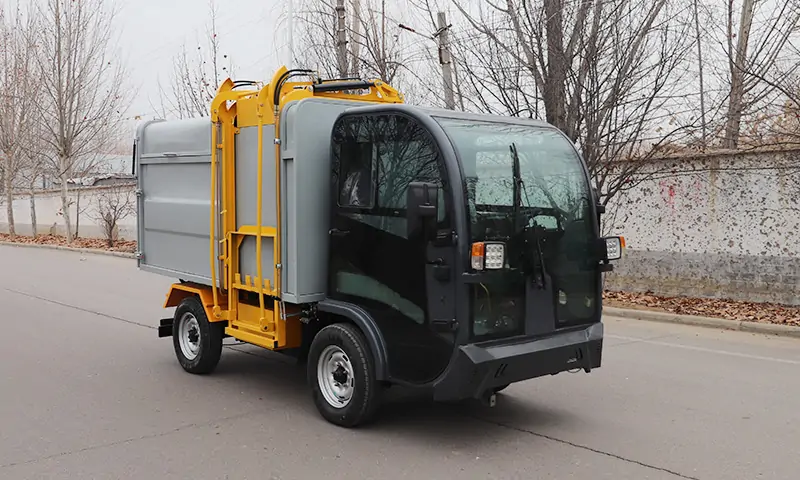側(cè)裝式垃圾清運車，操作簡單，運載量大，環(huán)衛(wèi)道路垃圾轉(zhuǎn)運專業(yè)設備