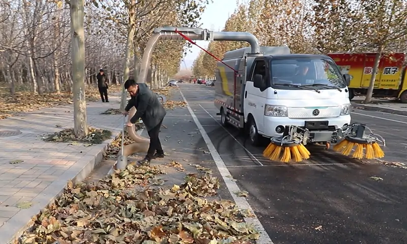 新能源樹(shù)葉收集車：助力城市清潔的環(huán)保利器