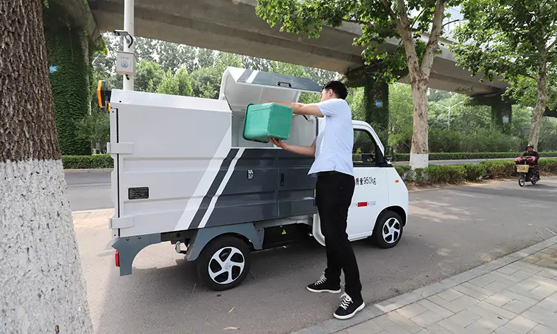 新能源垃圾清運車：物業(yè)景區(qū)道路垃圾桶垃圾轉(zhuǎn)運的專業(yè)設備