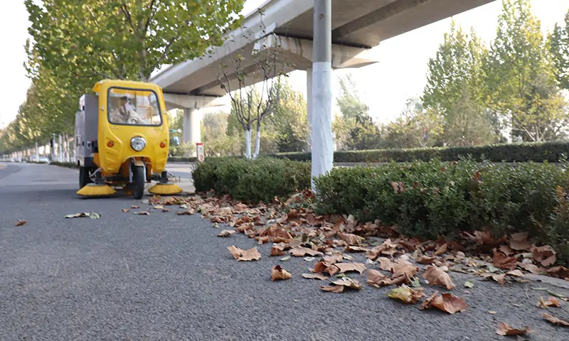 三輪駕駛式樹(shù)葉收集車：城市綠化維護(hù)的高效利器