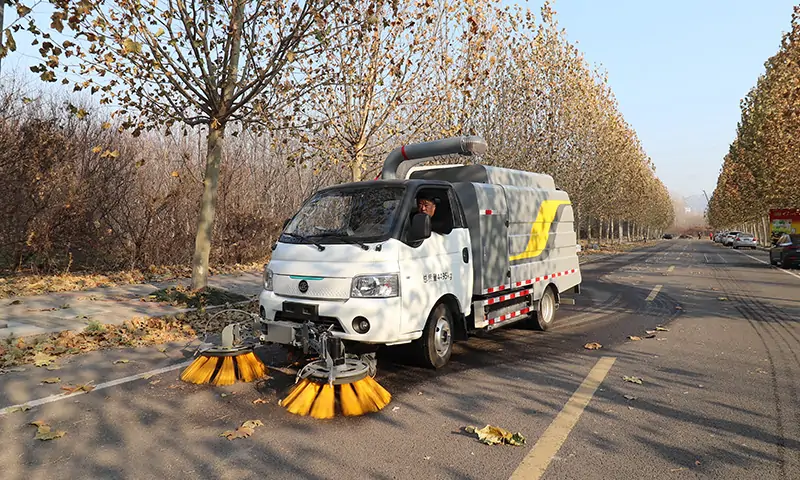 多功能四輪樹(shù)葉收集車：秋季落葉收集的理想工具