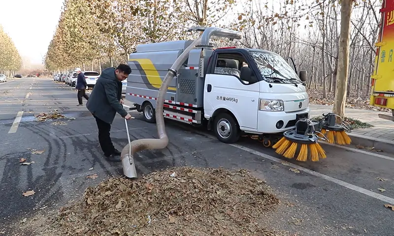 新能源樹(shù)葉收集車：提升城市清潔效率的環(huán)保利器