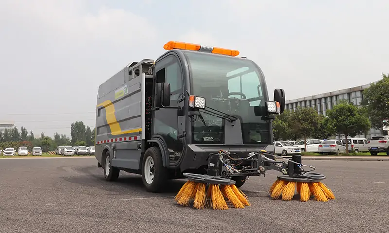 秋季多功能四輪樹(shù)葉收集車：高效環(huán)保的清掃利器