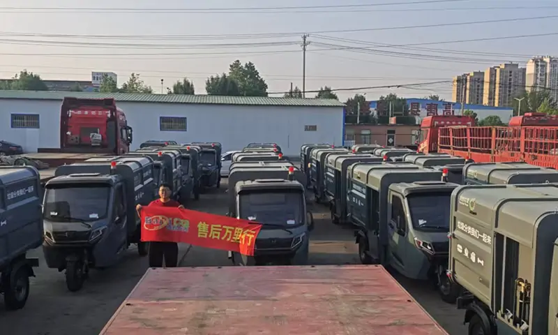 新能源側(cè)裝式垃圾清運車交付 使用體驗全面升級