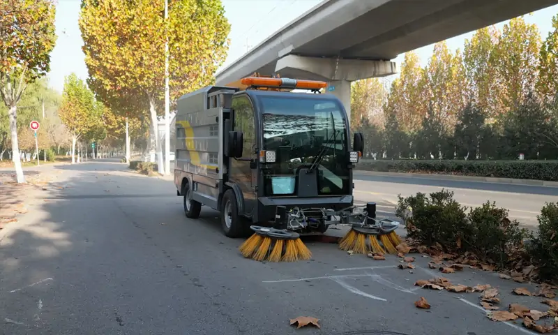 純電動(dòng)樹(shù)葉收集車：高效環(huán)保的秋季環(huán)衛(wèi)利器