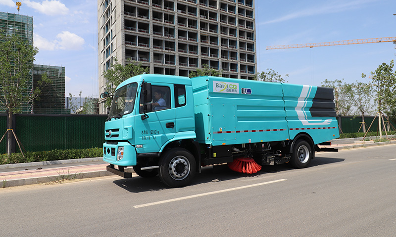 新能源洗掃車亮相城市街頭：智能清潔，守護(hù)城市“顏值”