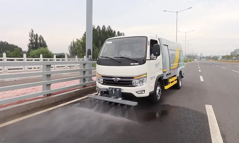 新能源路面養(yǎng)護(hù)車——讓城市清潔更智能、更高效