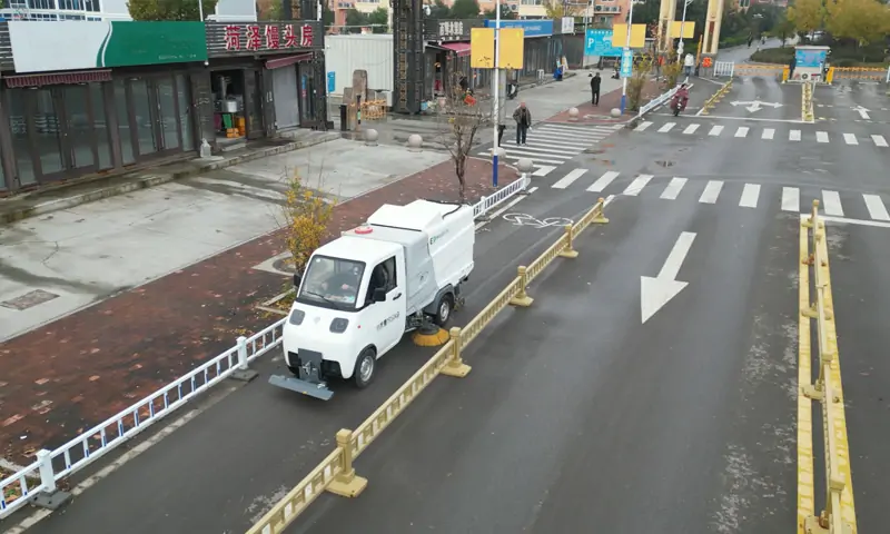 新能源洗掃車現(xiàn)場作業(yè)震撼呈現(xiàn)：小車身、大能量，城市清潔新利器